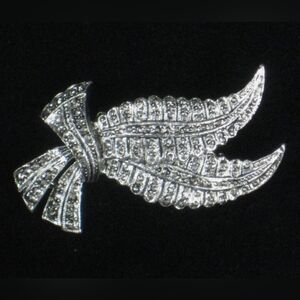 Gerrys Brooch 2 Inch Women's Estate Pin Vintage Silvertone Leaf Feather